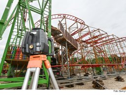 Aufbau der "Wilden Maus" am Nürnberger Volksfest