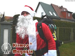 Fällung und Aufstellung des Weihnachtsbaumes für den Weihnachtsmarkt an der Berliner Gedächtniskirche