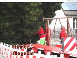 Fällung und Aufstellung des Weihnachtsbaumes für den Weihnachtsmarkt an der Berliner Gedächtniskirche