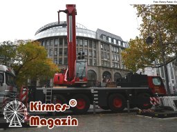 Fällung und Aufstellung des Weihnachtsbaumes für den Weihnachtsmarkt an der Berliner Gedächtniskirche