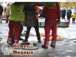 Fällung und Aufstellung des Weihnachtsbaumes für den Weihnachtsmarkt an der Berliner Gedächtniskirche